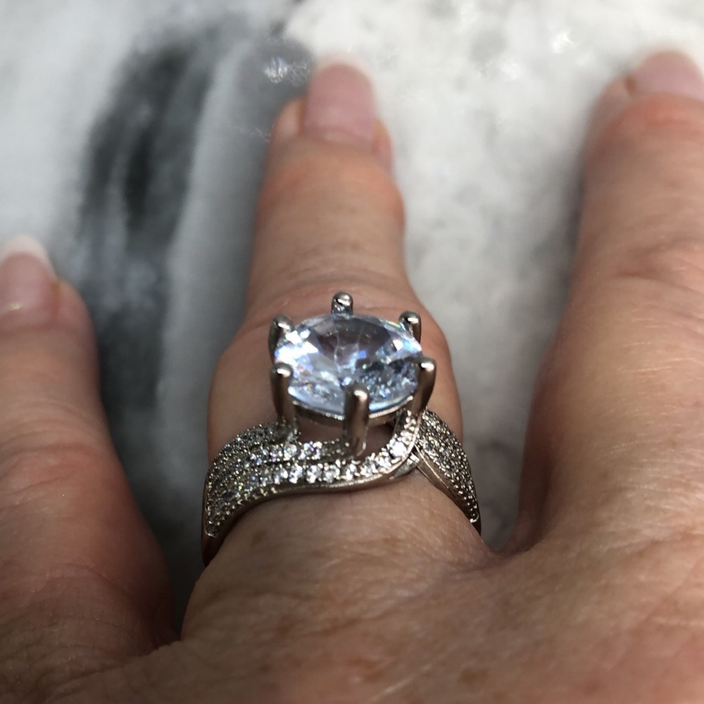 Stunning Size 9,  5 Carat Moissanite Ring S925 - Picture 10 of 12